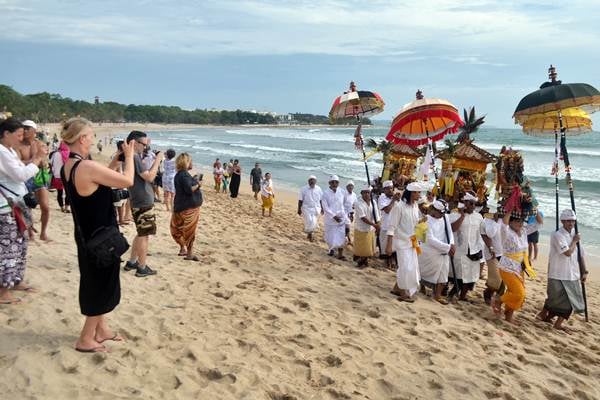 Jasa Tour Guide Jerman di Bali